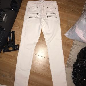 Adorable white Edgemont Paige skinny jeans
